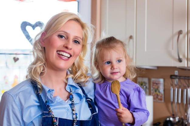 Familie - moeder en kind pizza bakken