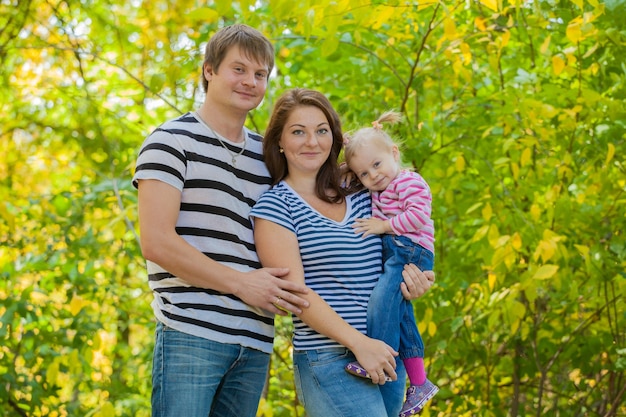 Familie Moeder, vader en dochter voor een wandeling in het park in de herfst.