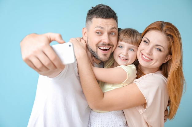 Familie nemen selfie op kleur achtergrond