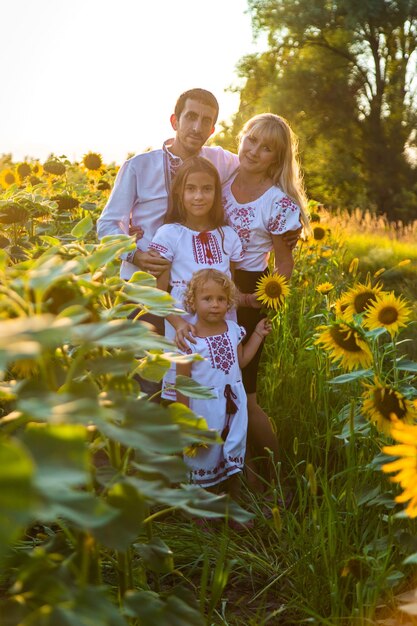 Familie Oekraïne op het gebied van zonnebloemen Selectieve focus Natuur