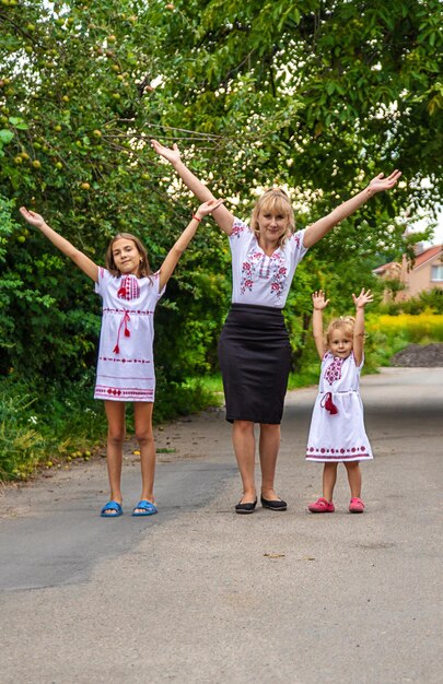 Foto familie oekraïners in vyshyvanka moeder en kinderen selectieve aandacht overwinning