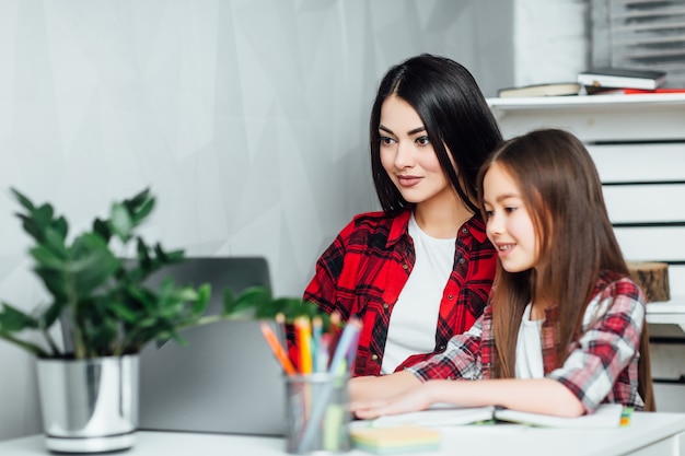 Familie onderwijs. Twee zussen helpen elkaar.