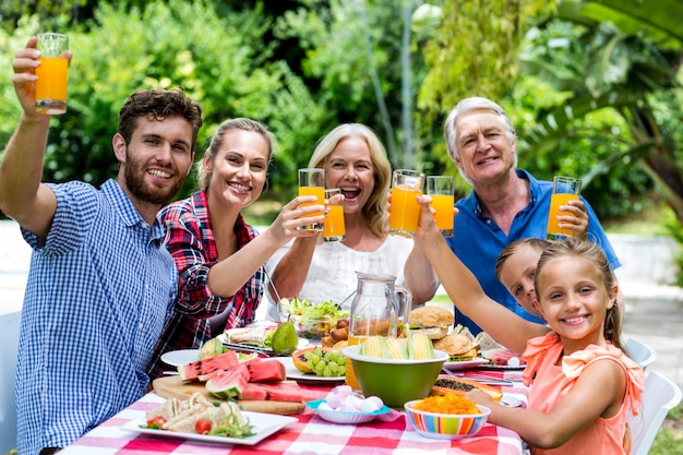 Familie ontbijten aan tafel in de tuin