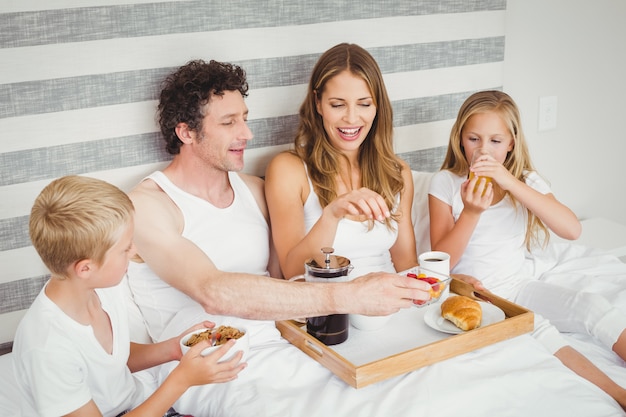 Familie ontbijten op bed