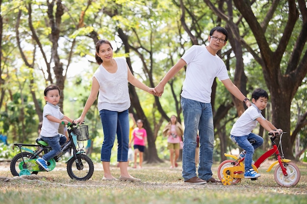 Familie ontspannen in het park