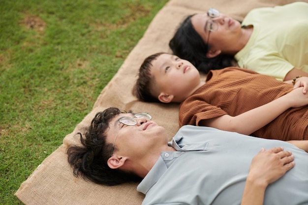 Familie ontspannen in het park