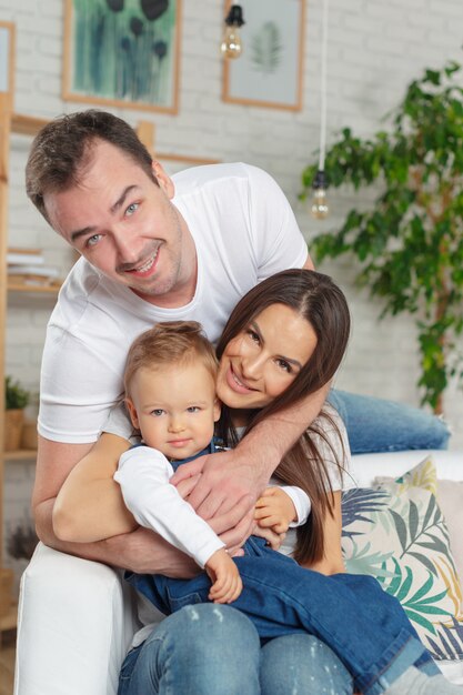 Familie ontspannen op de sofa