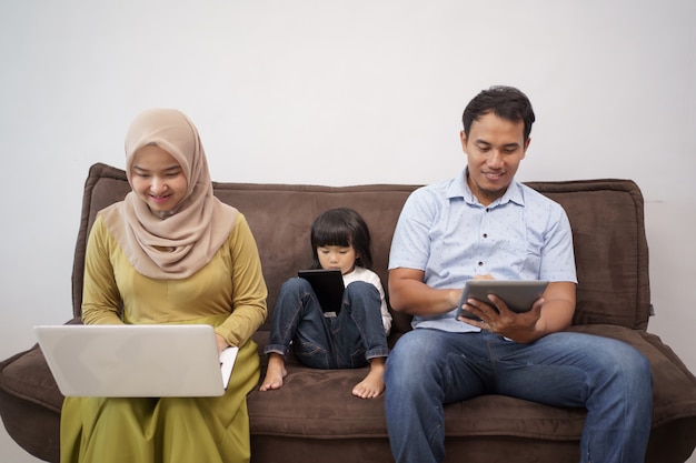 Familie op afstand werken vanuit huis bij elkaar zitten