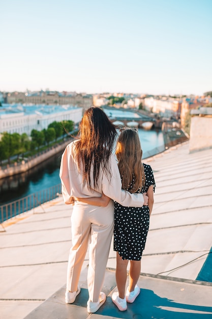 Familie op dak genieten met uitzicht op de prachtige zonsondergang in Sankt Petersburg in Rusland