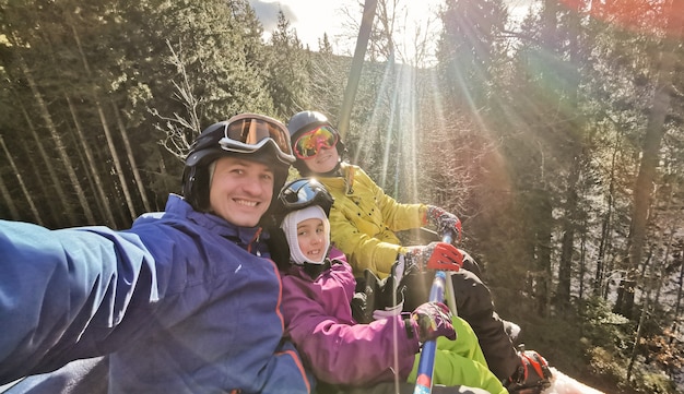 familie op de skilift in de bergen