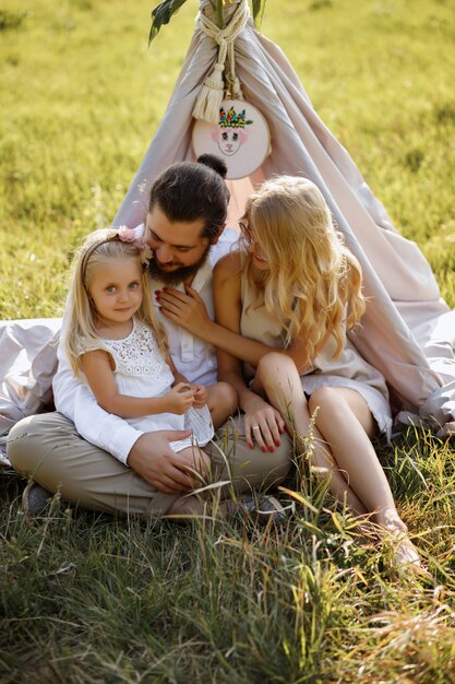 familie op een avondwandeling in de zomer. gelukkige ouders.