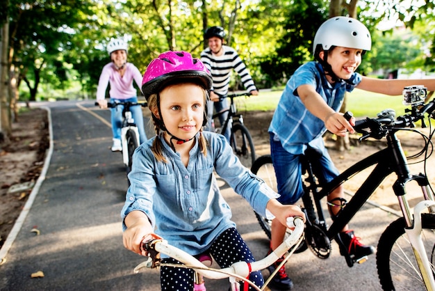 Familie op een fietstocht in het park