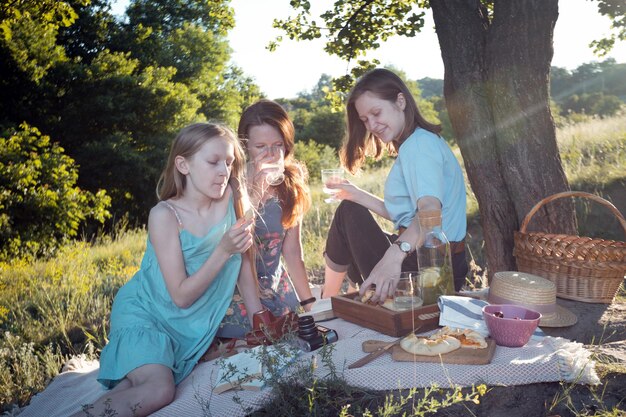 Familie op een picknick in een weiland in het bos