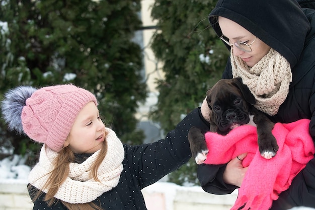 Familie op een wandeling in de winter met een huisdier