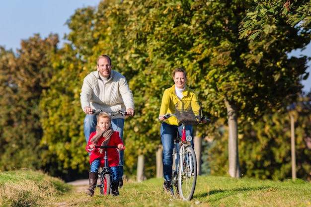 Familie op fietstocht in park