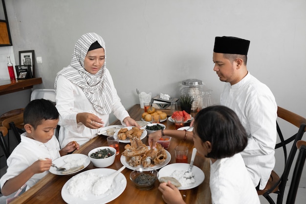 Familie op iftar diner op ramadan