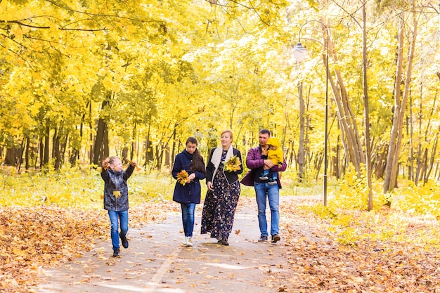 Familie op wandeling op het platteland in de herfst natuur