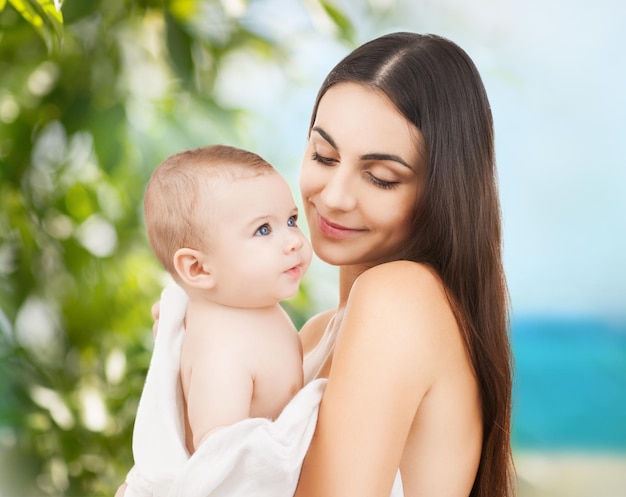 familie, ouderschap en kinderopvang concept - gelukkige moeder met schattige baby