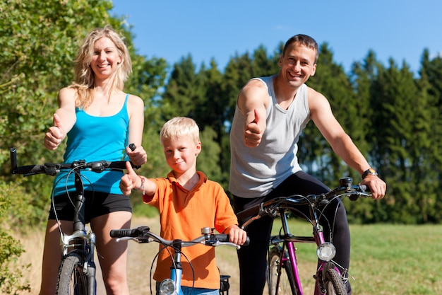 Familie paardrijden fietsen voor sport