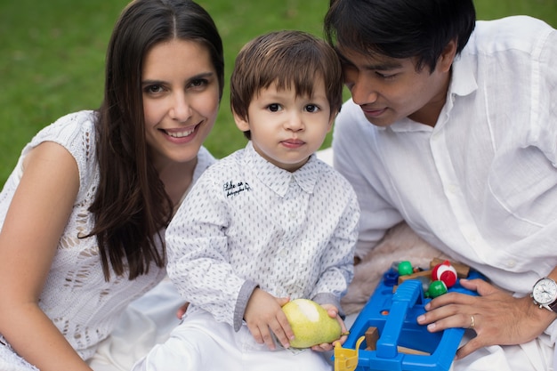 Familie picknicken in het park