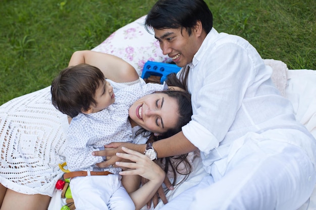 Familie picknicken in het park