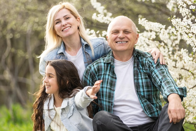 Familie picknicken in park, tuin met bloeiende bomen, lente