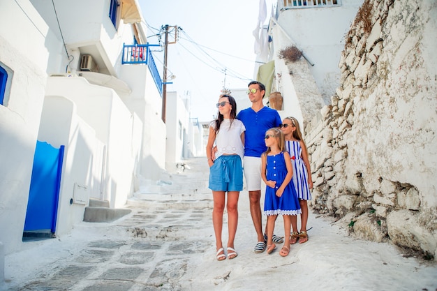 Familie plezier buitenshuis op Mykonos straten