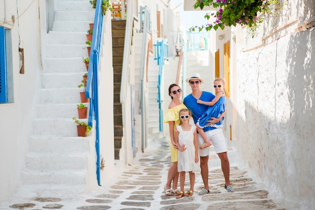 Familie plezier buitenshuis op Mykonos straten
