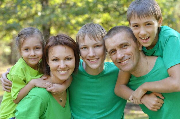 Foto familie plezier buitenshuis