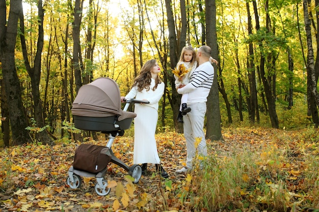 Familie plezier in herfst park