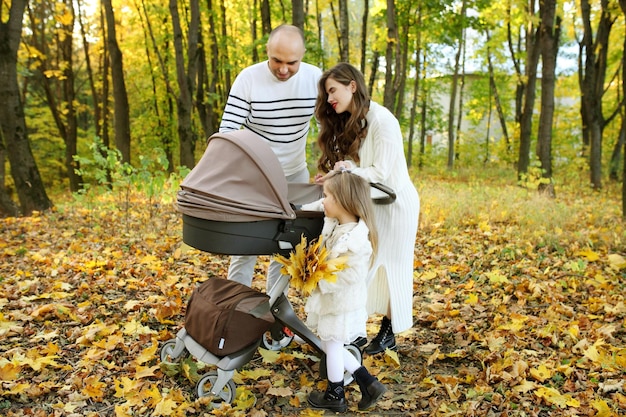 Familie plezier in herfst park