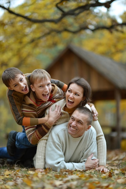 Familie plezier in herfstbos