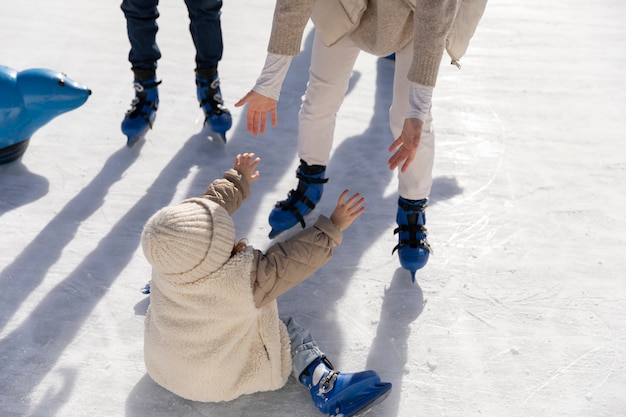 Foto familie plezier samen op ijsbaan