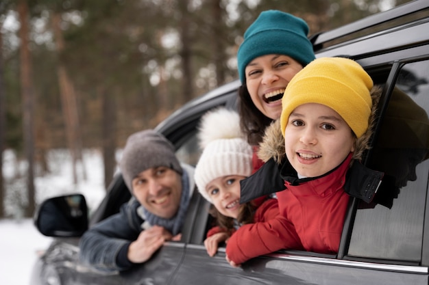 Foto familie plezier tijdens winter roadtrip