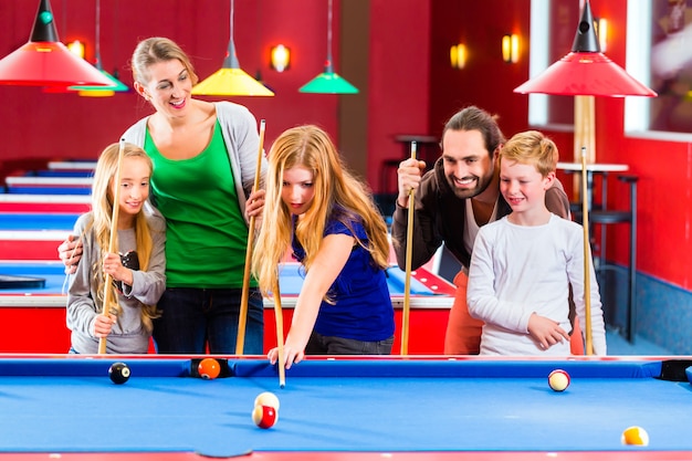 Familie pool biljartspel spelen