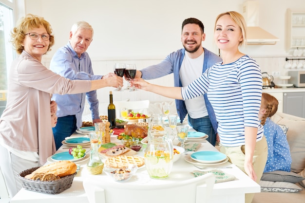 Familie poseren aan tafel tijdens de viering