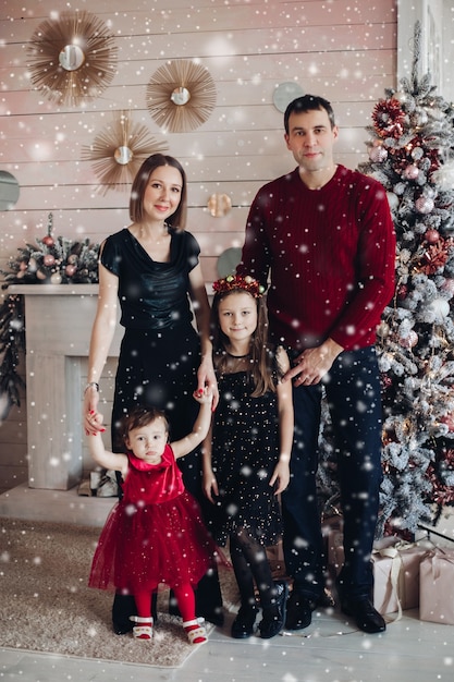 Familie poseren op eerste kerstdag