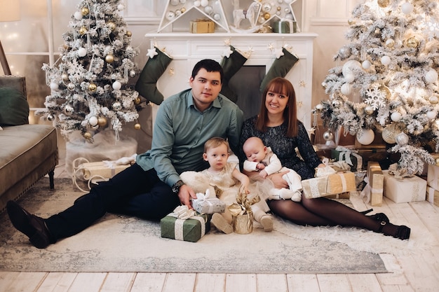 Familie poseren op eerste kerstdag