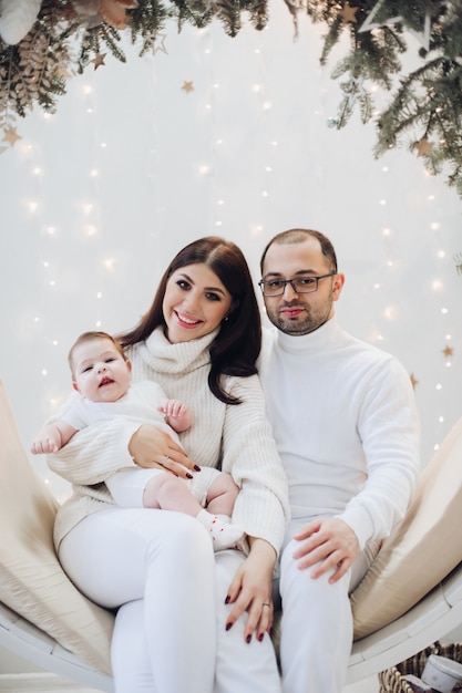 Familie poseren op eerste kerstdag