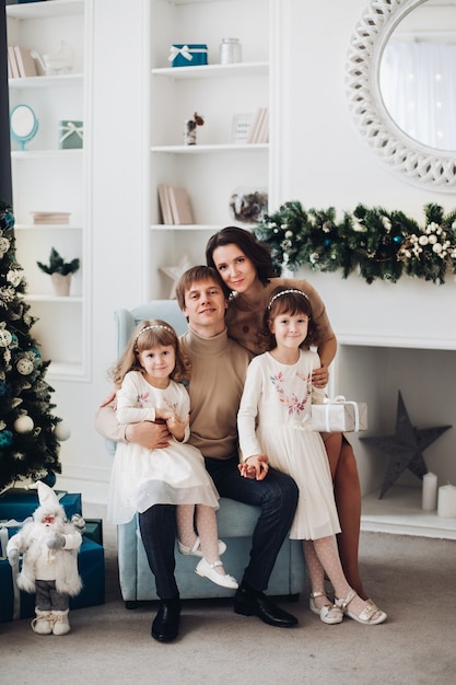 Familie poseren op eerste kerstdag