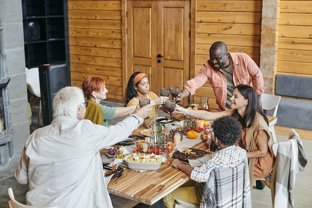 Familie proosten tijdens het diner aan tafel