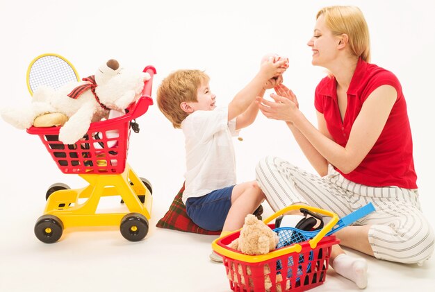 Familie relaties. Kopen en verkopen. Moeder met zoon spelen in supermarkt. Winkel. Winkel.