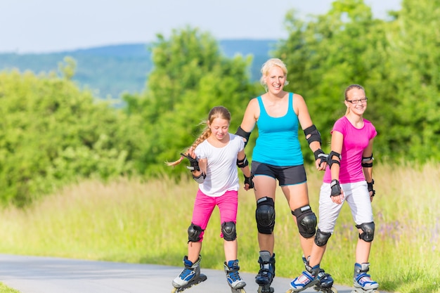 Familie rollerblad met schaatsen op landweg