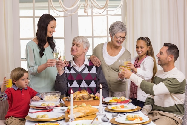 Familie roosteren met champagne in een kerstdiner