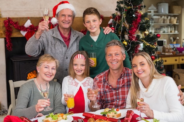 Familie roosteren met witte wijn in een kerstdiner