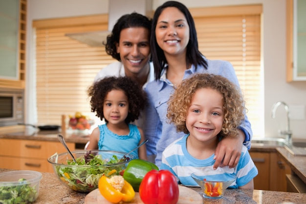 Familie salade samen voorbereiden