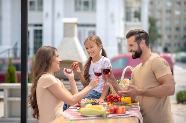 Familie samen buiten eten