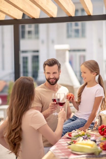 Familie samen buiten eten