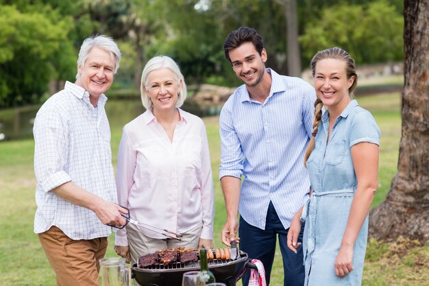 Familie samen genieten in park