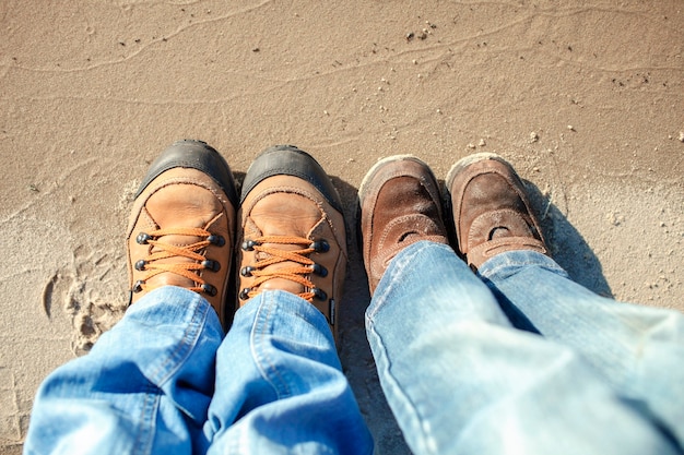 Familie samen genieten van de winter, kinderen met ouders wandelen op het strand